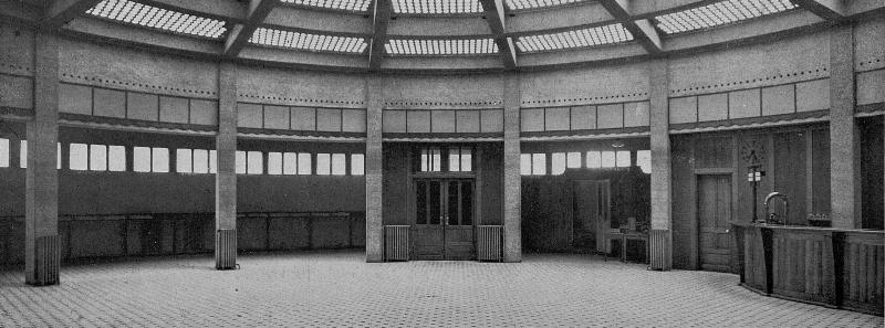 Bâtiment d’architecture moderne française emblématique dans un environnement urbain